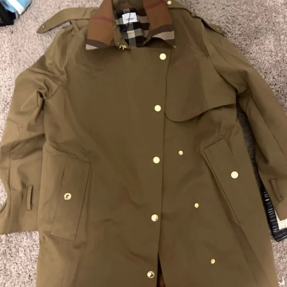 Burberry trench coat brand new never worn original price 2,590